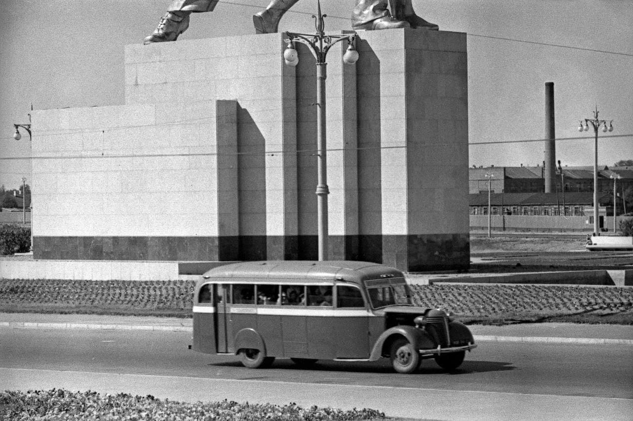 Автобус проезжает мимо недавно возведённого монумента «Рабочий и колхозница»...