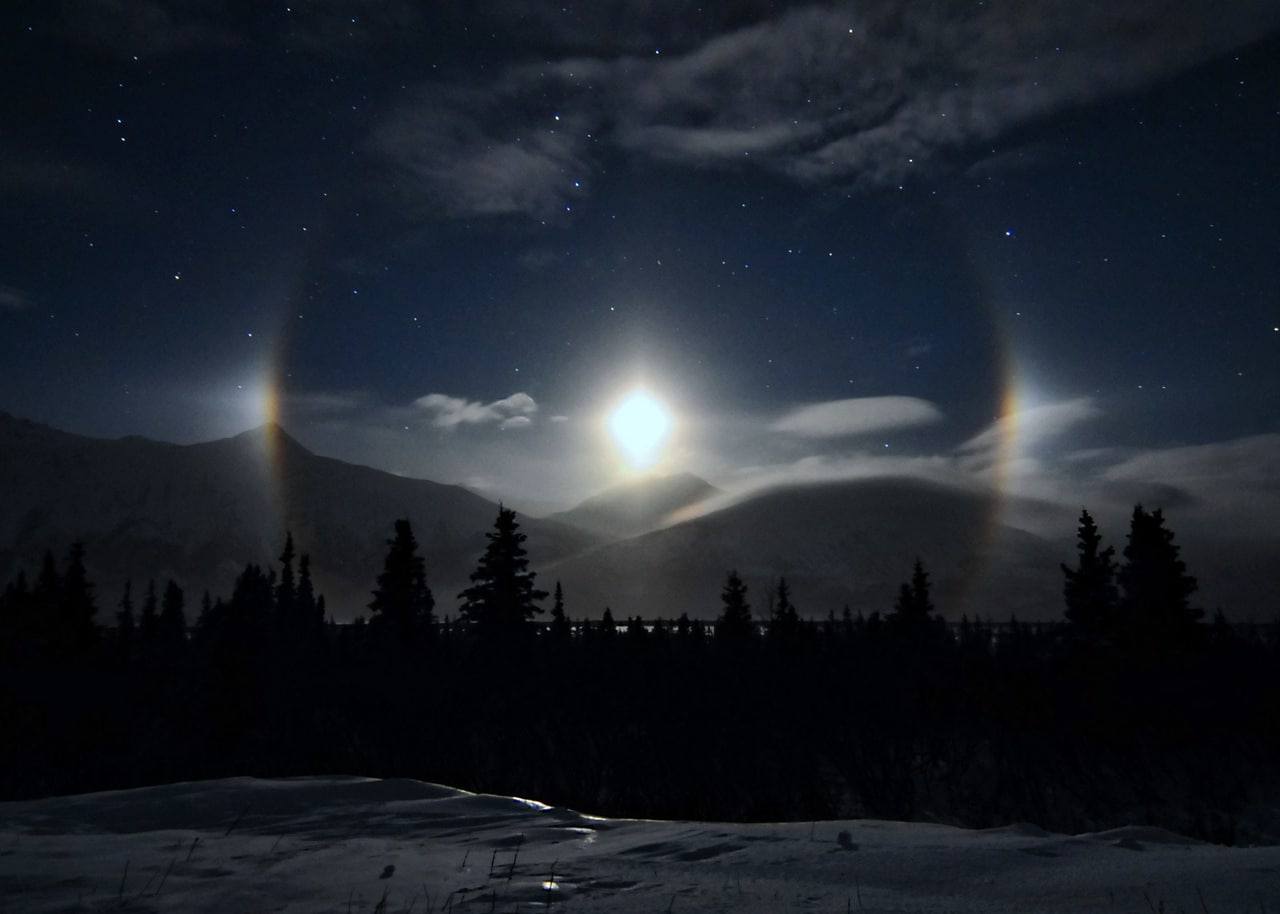 «Moondog» - нимб вокруг Луны, вызванное отражением лунного света от кристаллов...