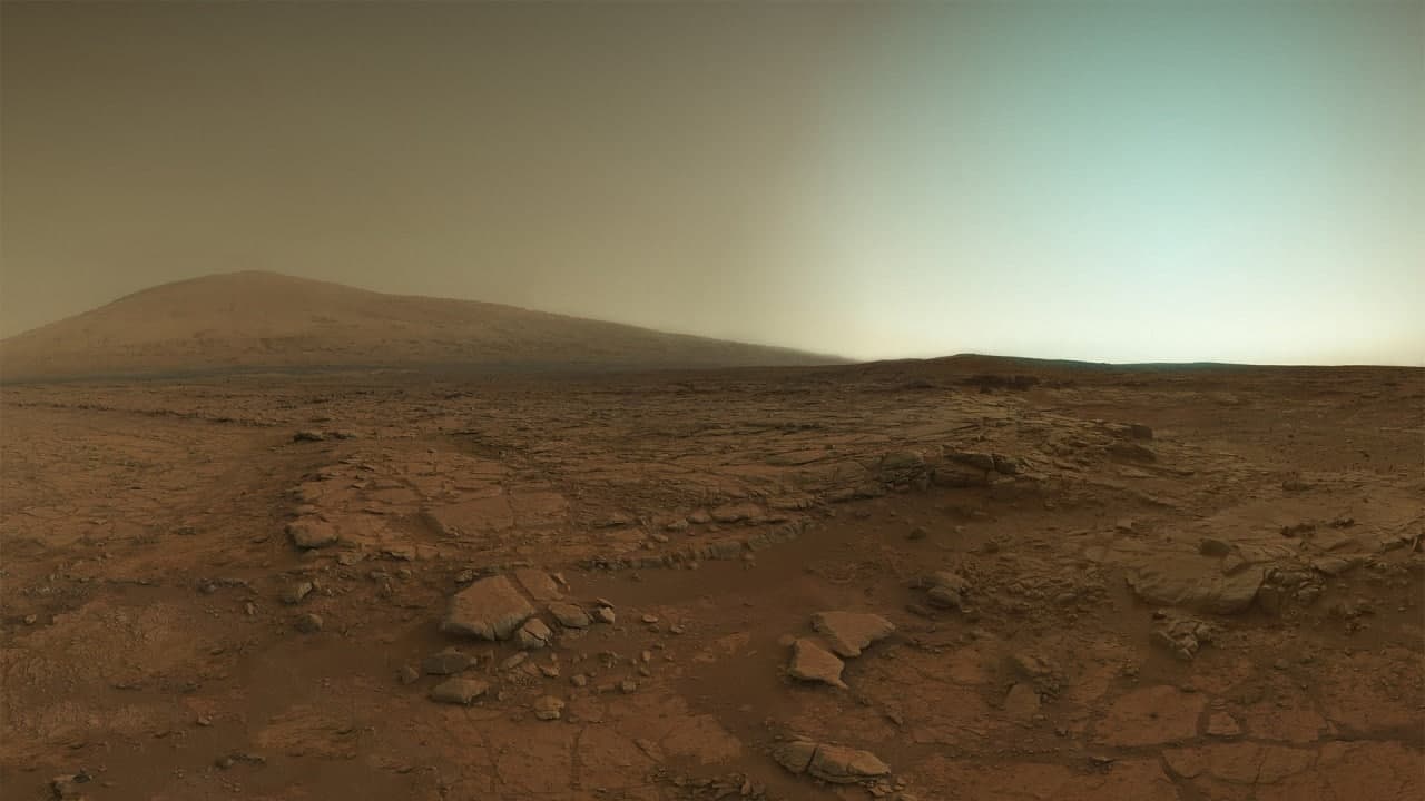 Поверхность Марса вечером. Взгляд с марсохода NASA Curiosity.