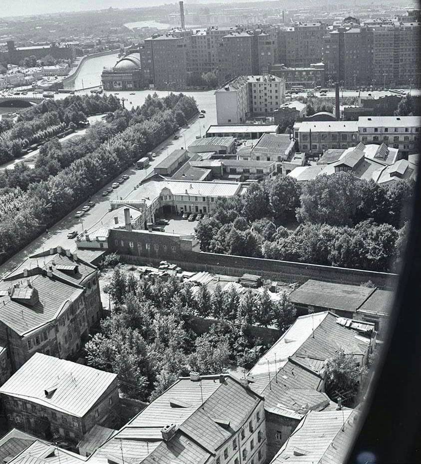 Вид на район между Софийской и Болотной набережной, кинотеатр «Ударник», Дом на...