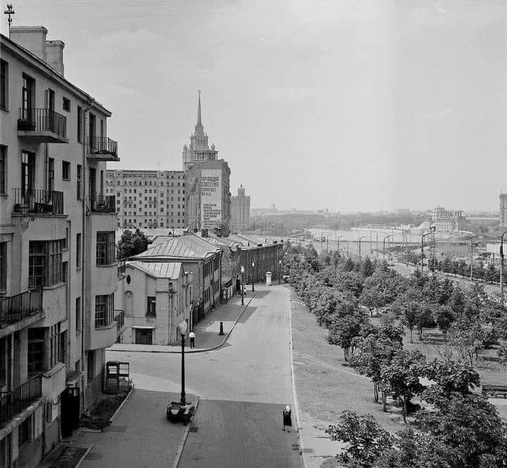 Проспект Калинина, со стороны Садового кольца в сторону Москва-реки. Ещё нет...