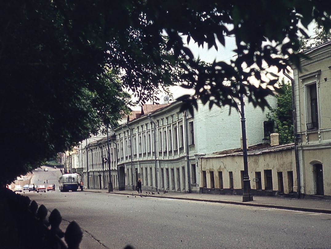 Видите этот кривой дом?
Дело в том, что древняя московская река Неглинка, до...