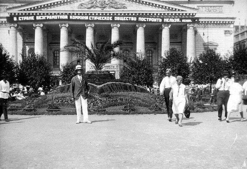 Мода на пальмы в Москве наблюдалась как на улицах, так и в интерьерах, 1930-е