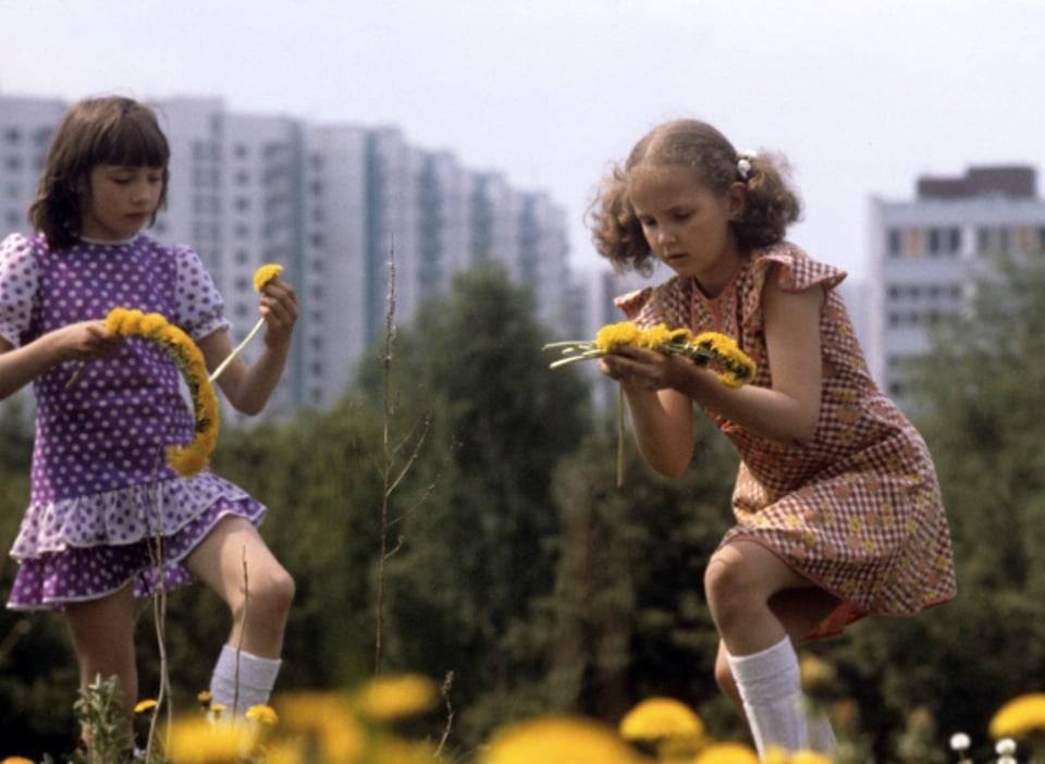 Венки из одуванчиков. Ясенево, 1981