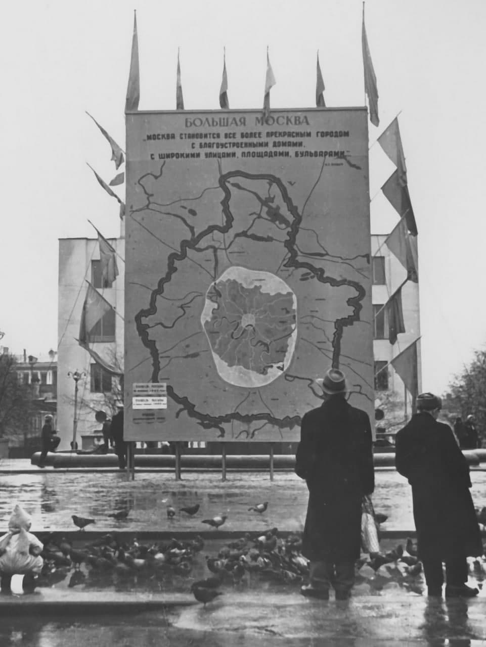 Стенд, показывающий присоединение новых территорий к Москве, 1960