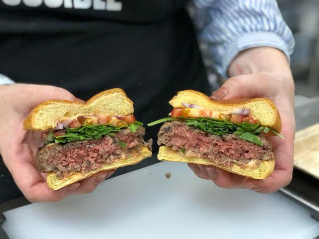 Impossible Burger - бургер из растительных ингредиентов, имитирующих вкус...