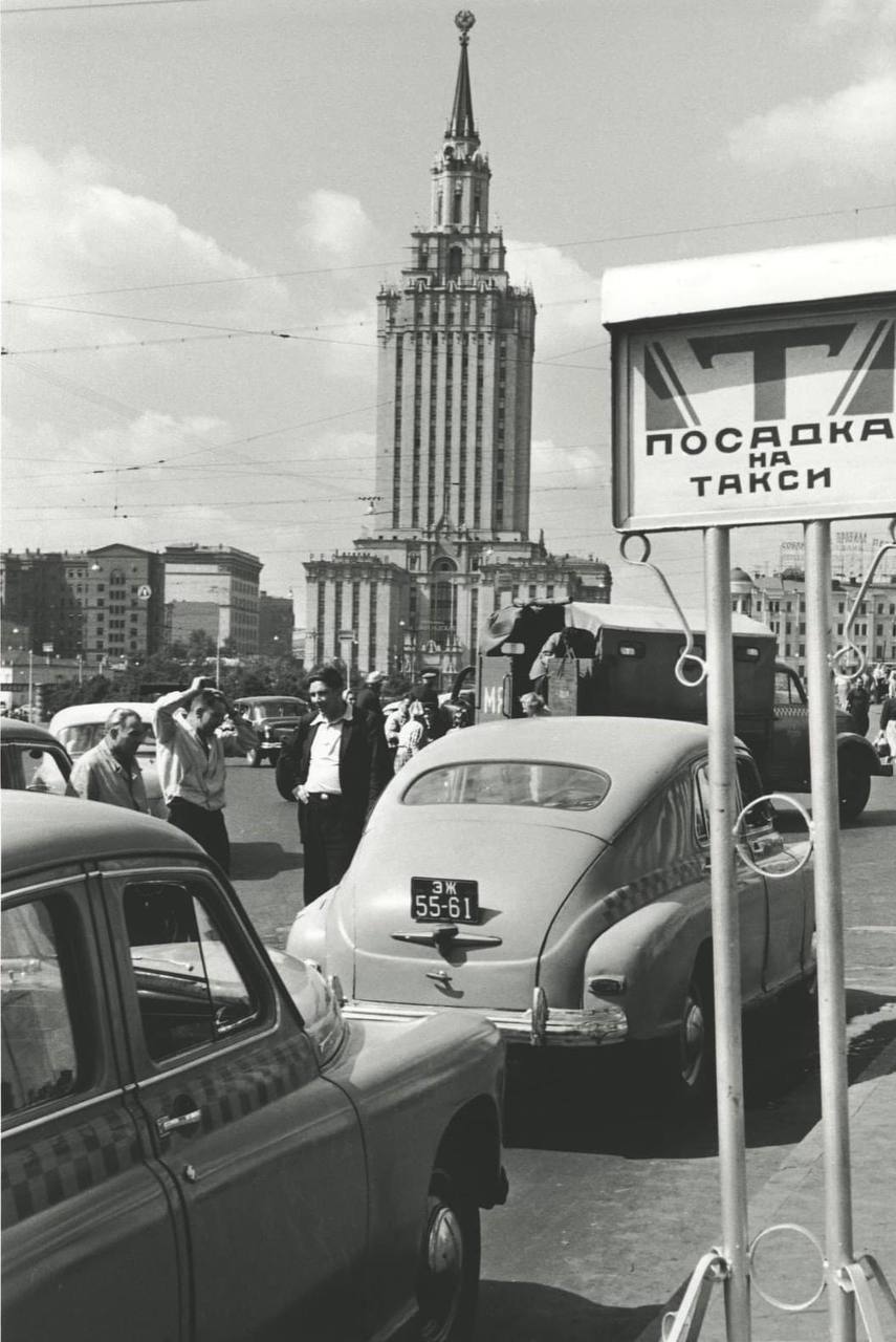 Такси на Комсомольской площади. Гостиница «Ленинградская», 1960