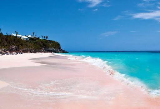 Самым красивым пляжем в мире признан — Pink Sands Beach, Багамские острова.