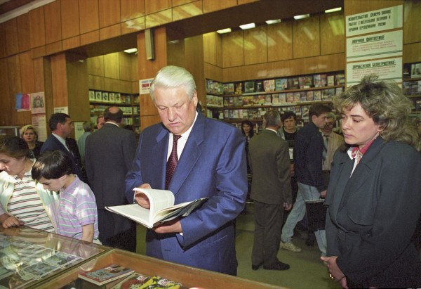 Борис Ельцин выбирает книгу в книжном магазине, 1994 год