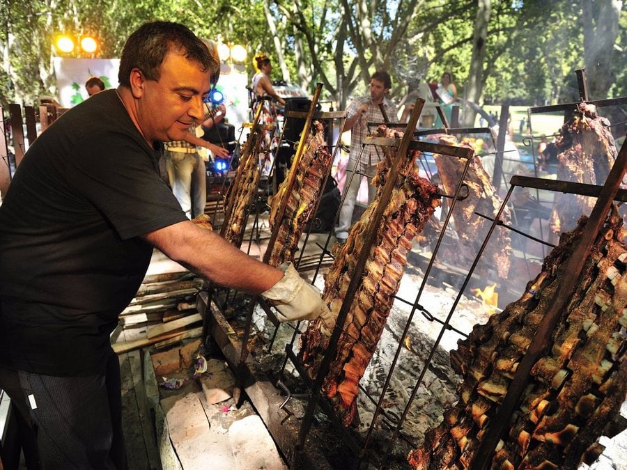 Асадо - это популярное блюдо из жареного на гриле мяса. Одним словом, стейк...