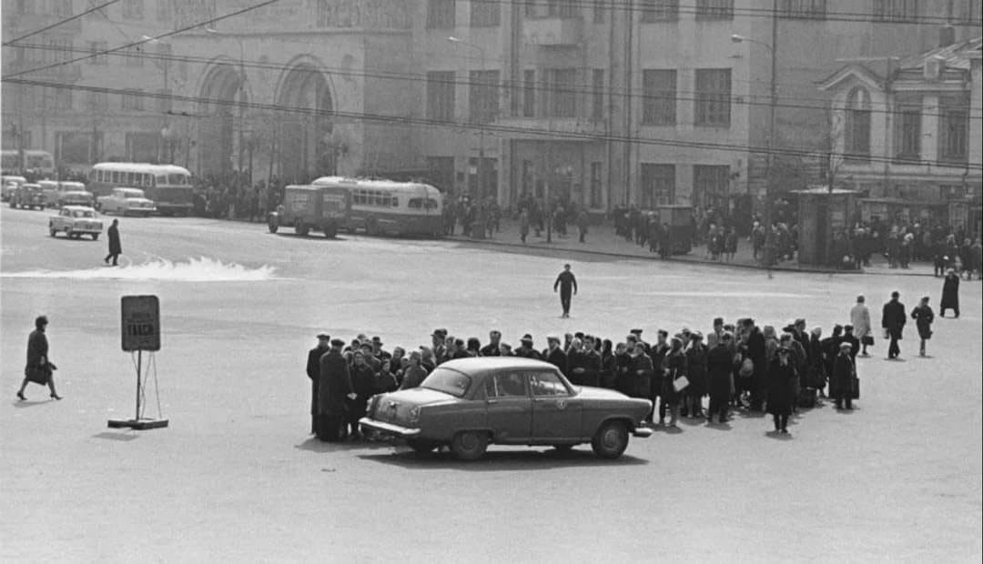 Когда не было Яндекса и Убера. Очередь на такси у Белорусского вокзала. 1960-е...