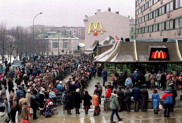 Очередь в McDonalds в Москве, 1990 год.