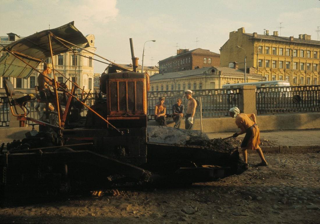 Дорожные работы на Садовнической набережной у Чугунного моста, 1972