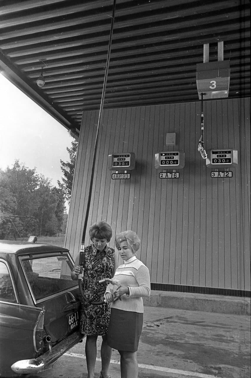 Заправка по принципу японской рядом с парком Сокольники, 1972