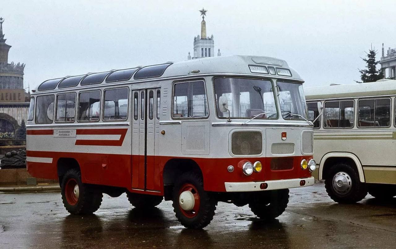 Новый внедорожный автобус на выставке «50 лет Советскому Автопрому» на ВДНХ...