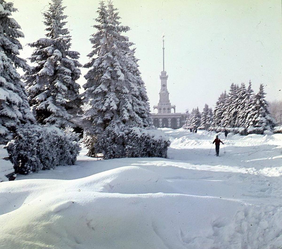 Лыжник и вид на здание Северного речного вокзала, 1970-е