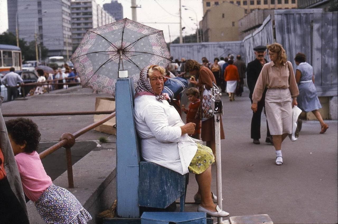 Взвесимся! У метро «Октябрьская», 1984