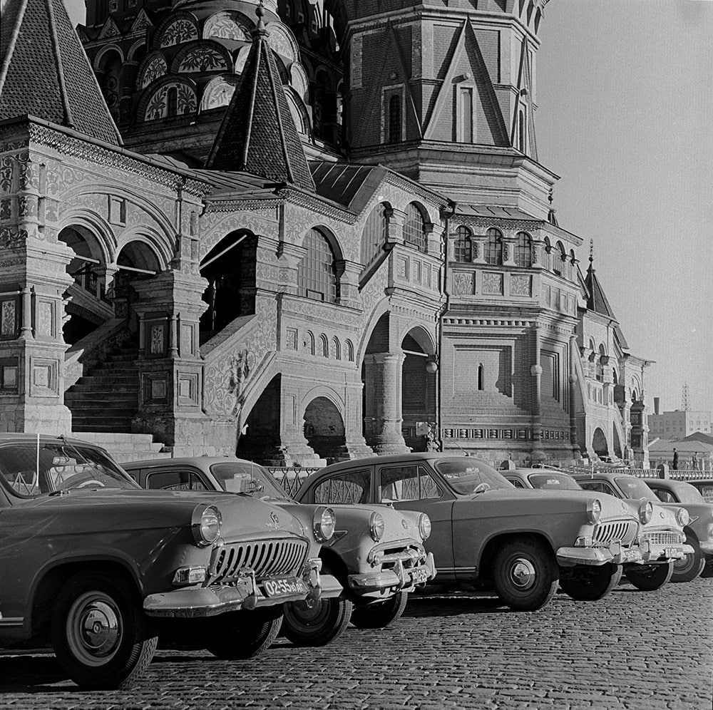 Николай Рахманов. Стоянка автомобилей на Васильевском спуске, 1958