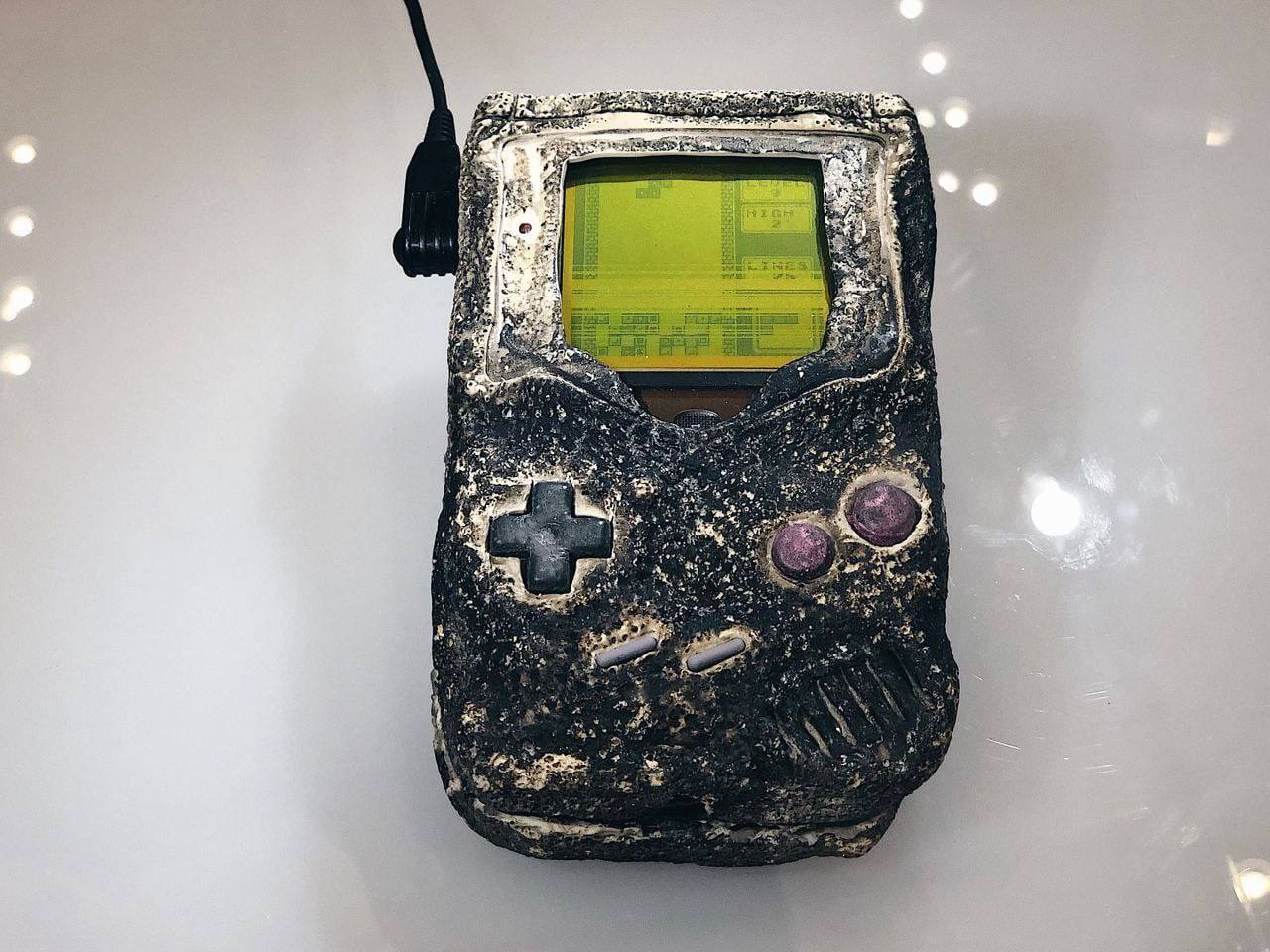 Так выглядит консоль Game Boy, пережившая бомбардировку во время войны в...