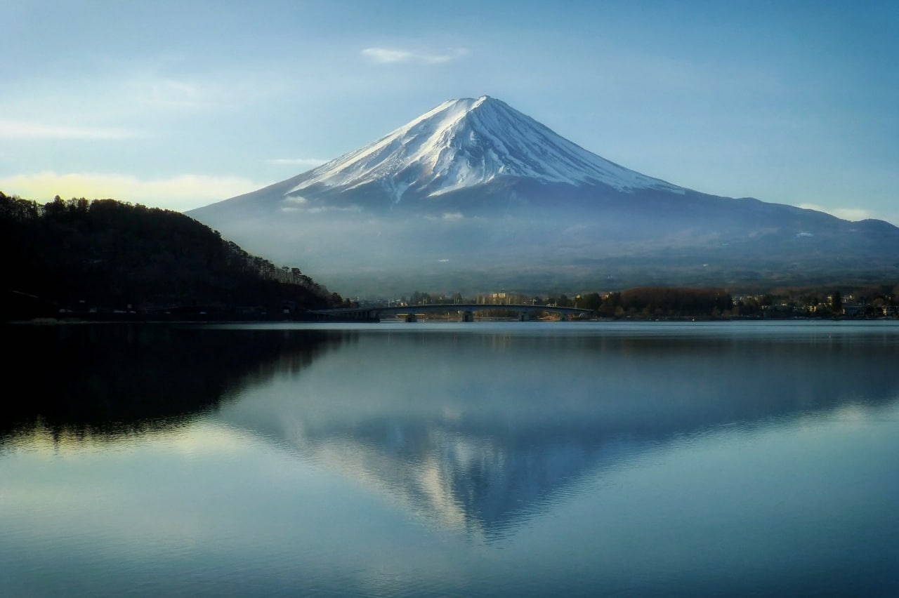 Фудзия́ма (Фудзи, Фудзисан, яп. 富士山 Фудзисан (инф.)) — действующий стратовулкан...