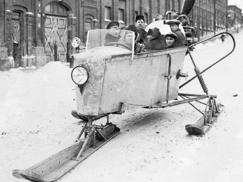 Аэросани на улице Москвы, 1929. Зимой 1918-19 годов связь между отдаленными...