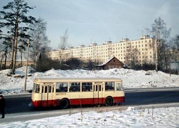 Улица Фестивальная. ЛиАЗ в старой раскраске, начало 1970-х