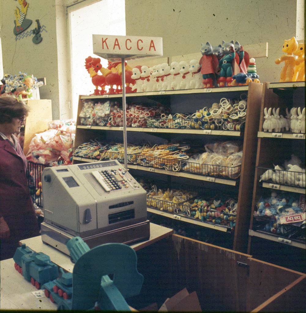 Ассортимент магазина игрушек, Москва, 1975