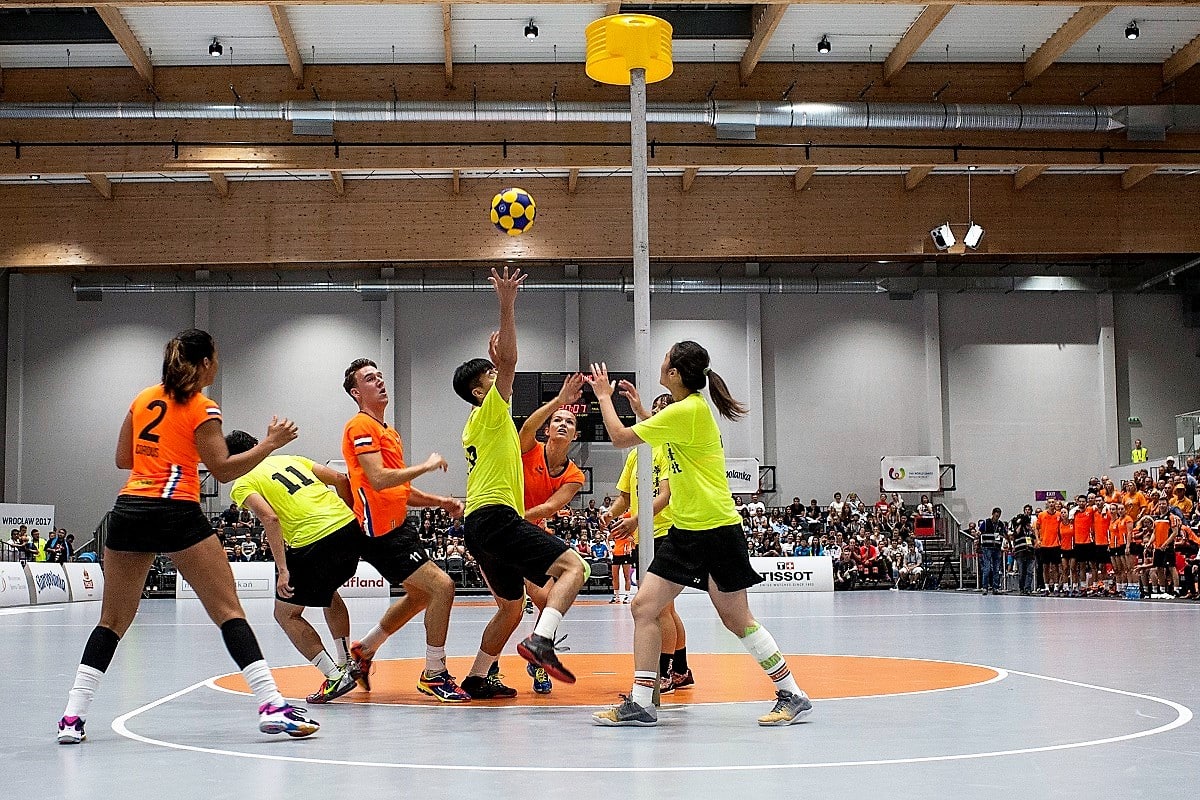 Корфбо́л (нидерл. Korfbal, англ. Korfball) — спортивная игра, схожая с нетболом...