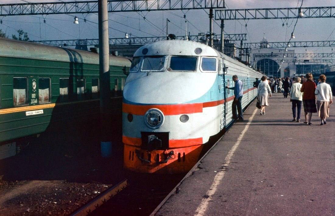 Скоростной электропоезд ЭР200 на Ленинградском вокзале, 1988