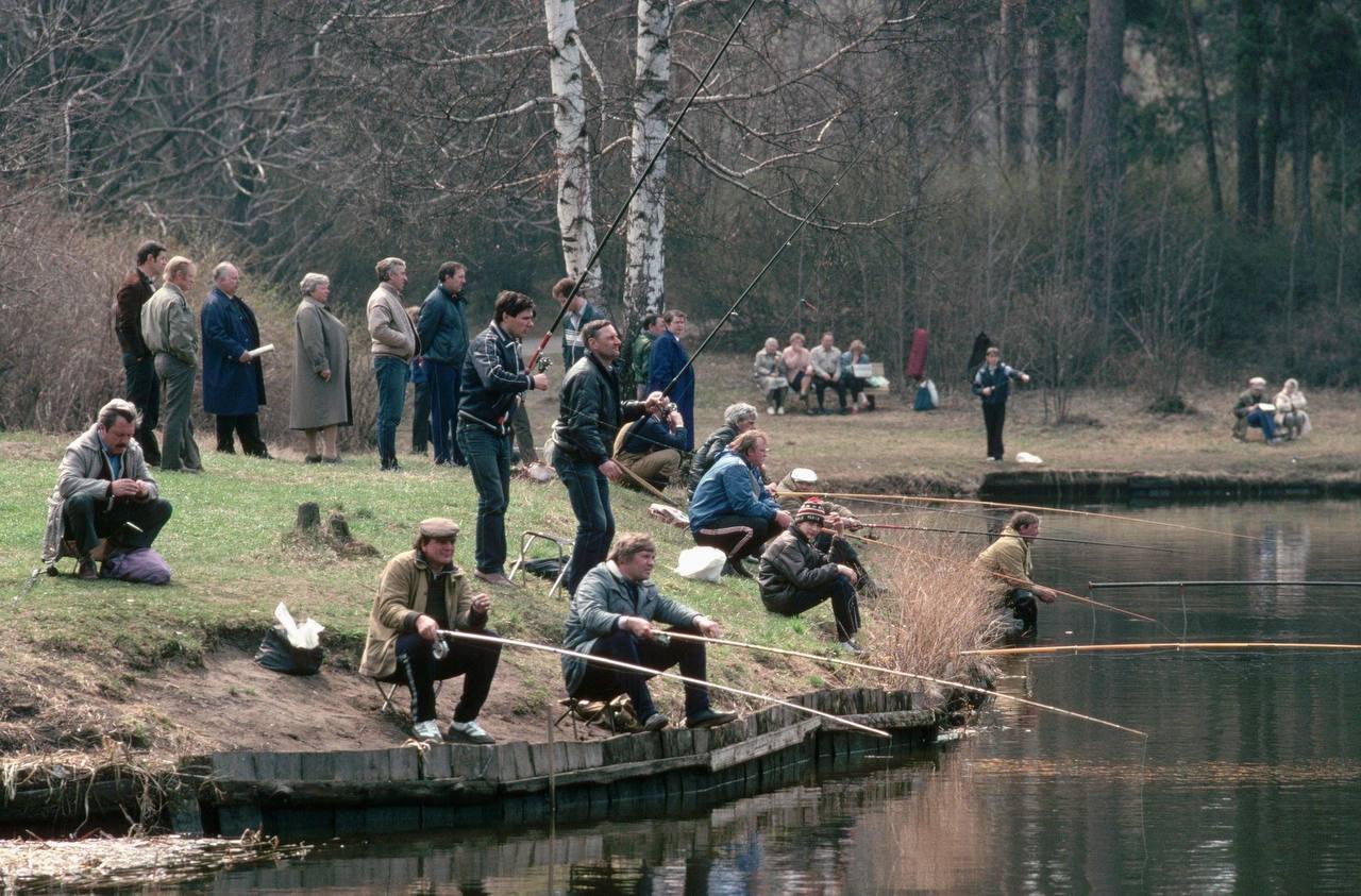 Выходные на рыбалке в парке, 1980-е