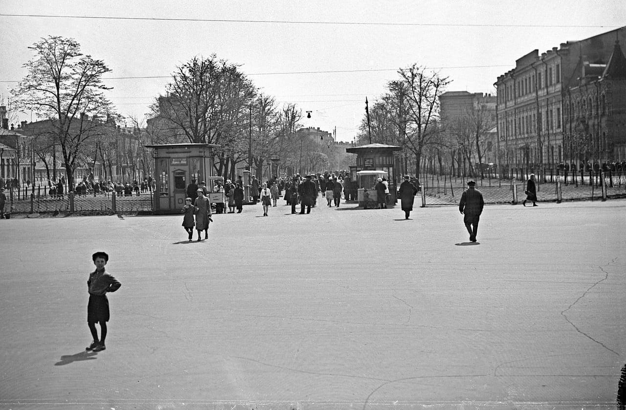 Начало Чистопрудного бульвара.
Вид от Мясницких ворот, конец 1920-х