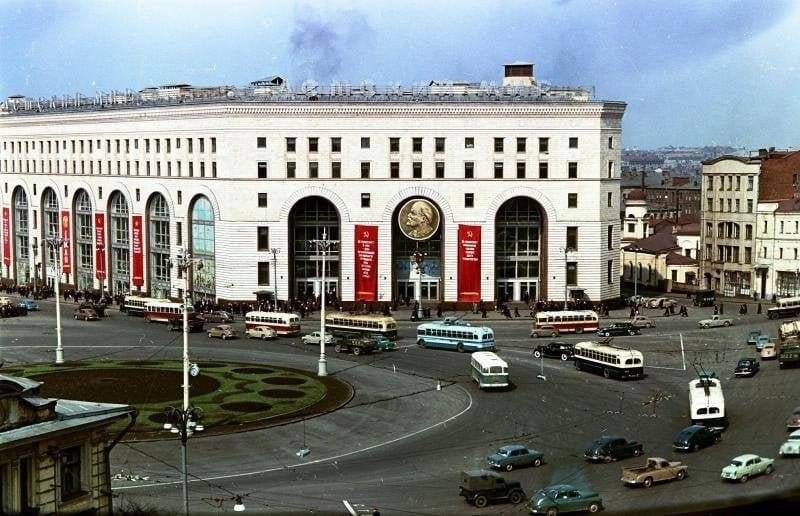 6 июня 1957 года на Лубянской площади был открыт «Детский мир».