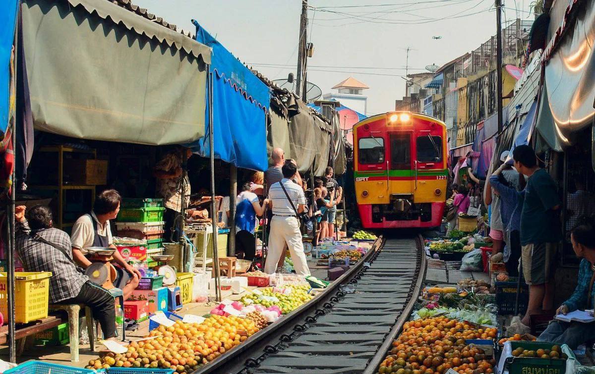 В Таиланде есть один особенный рынок Меклонг, который может не шуточно...