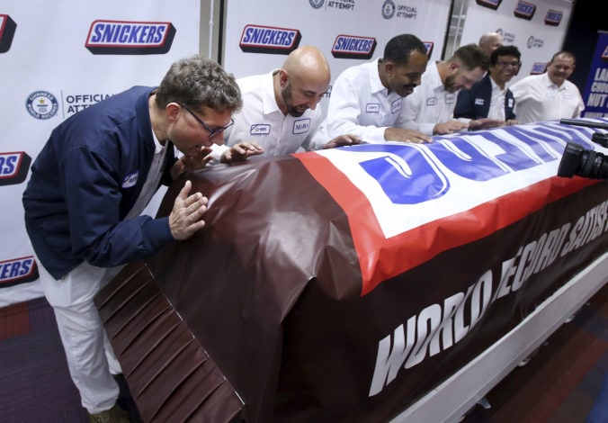 Самый большой в мире батончик Snickers.

Батончик весит более 2,1 тонны, его...