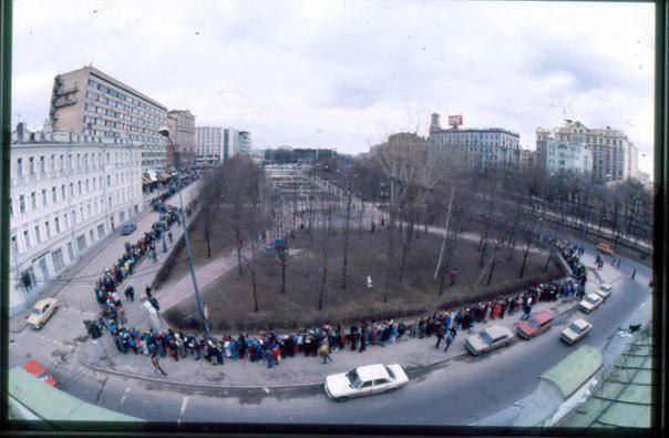 Очередь из 30.000 человек в первый российский Макдональдс, открывшийся 31...