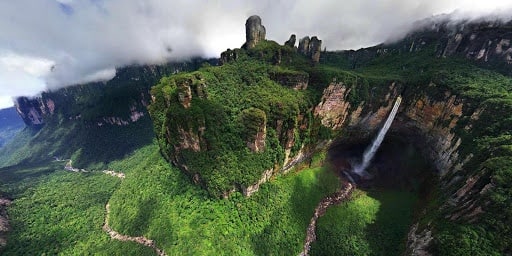 Самый высокий водопад - Анхель в Венесуэлле (979 м).