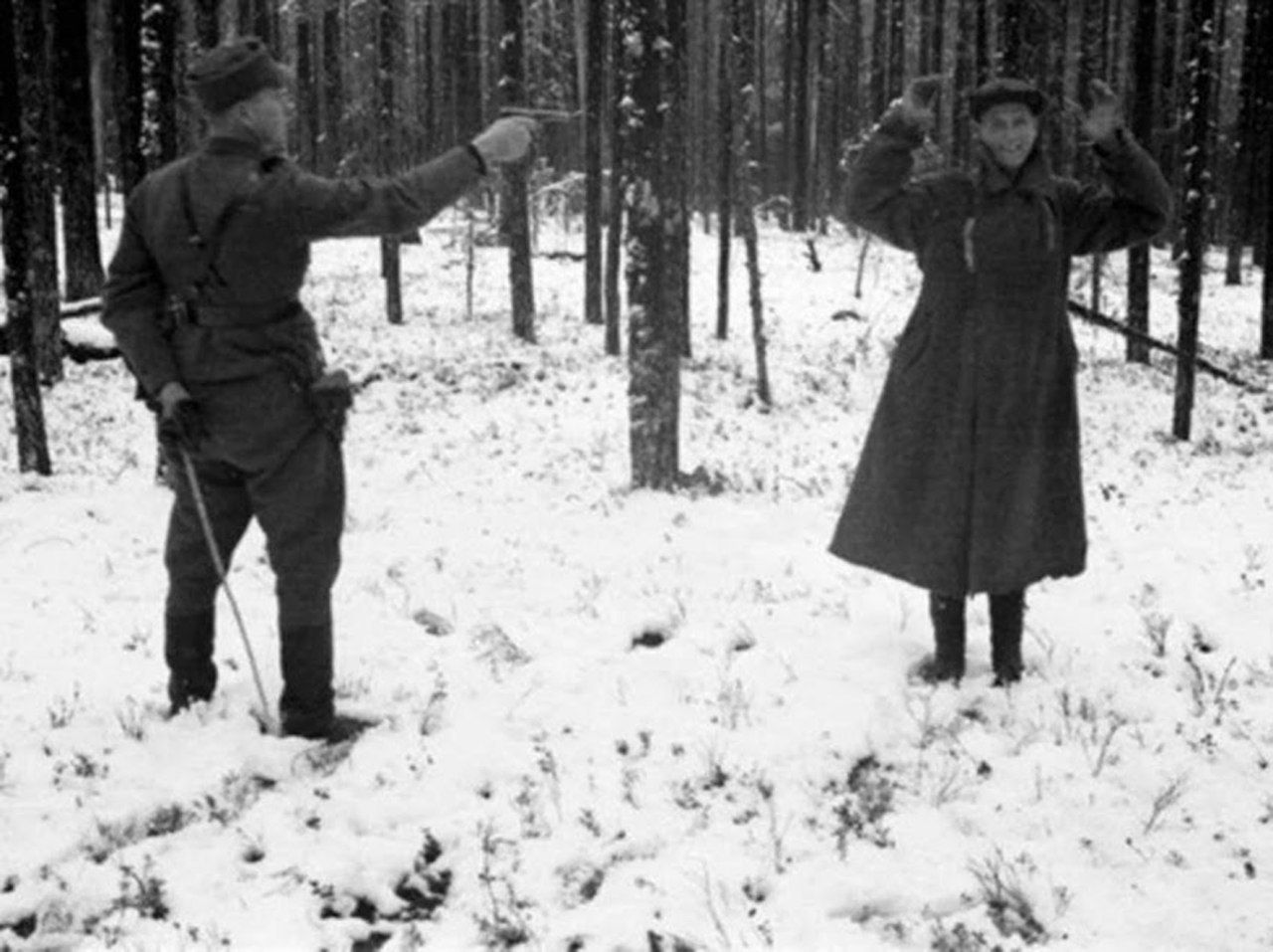 Советский разведчик смеется за несколько секунд до того, как его расстреляет...