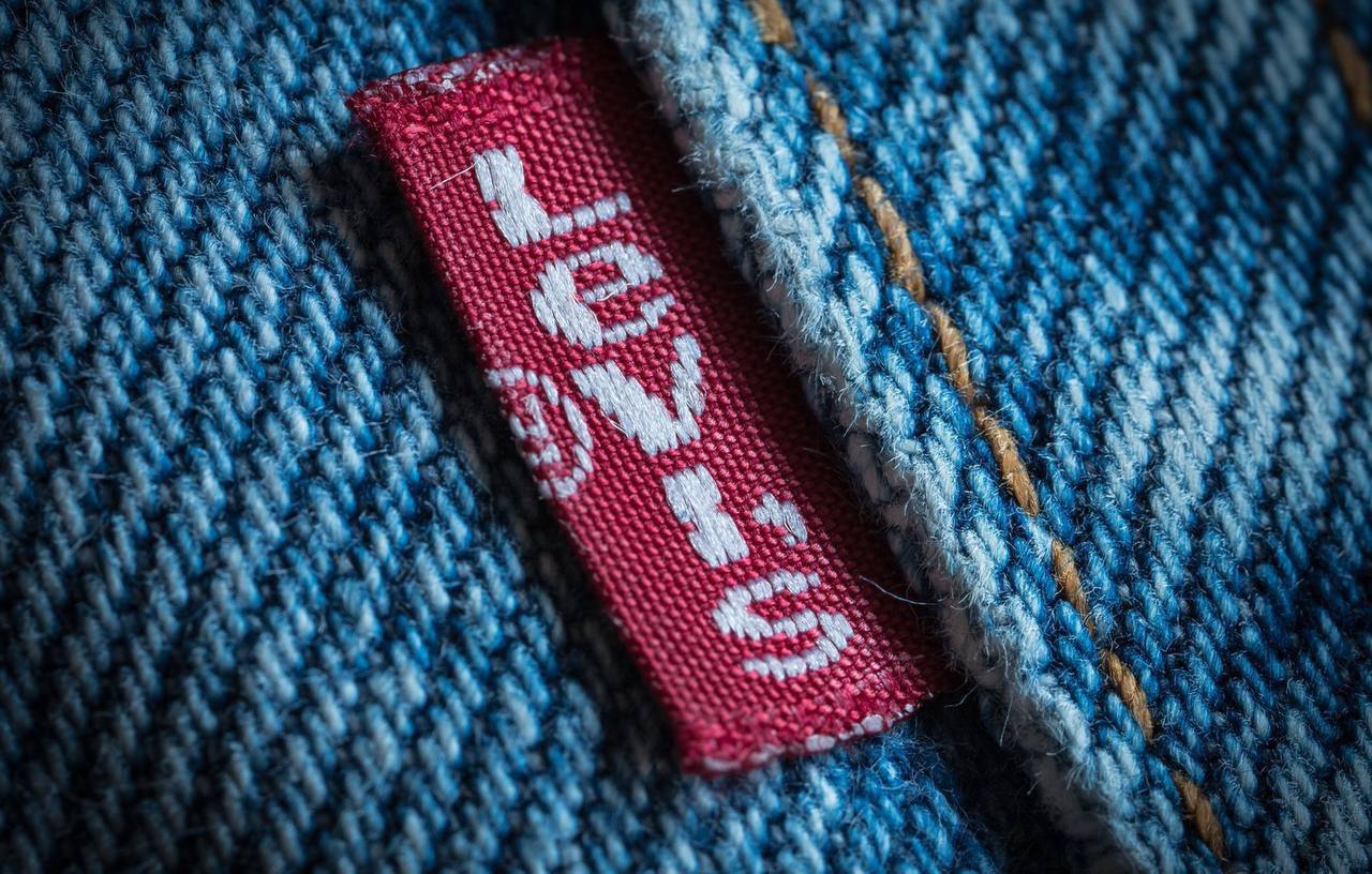 Levi’s делала свои первые джинсы из конопляной ткани.