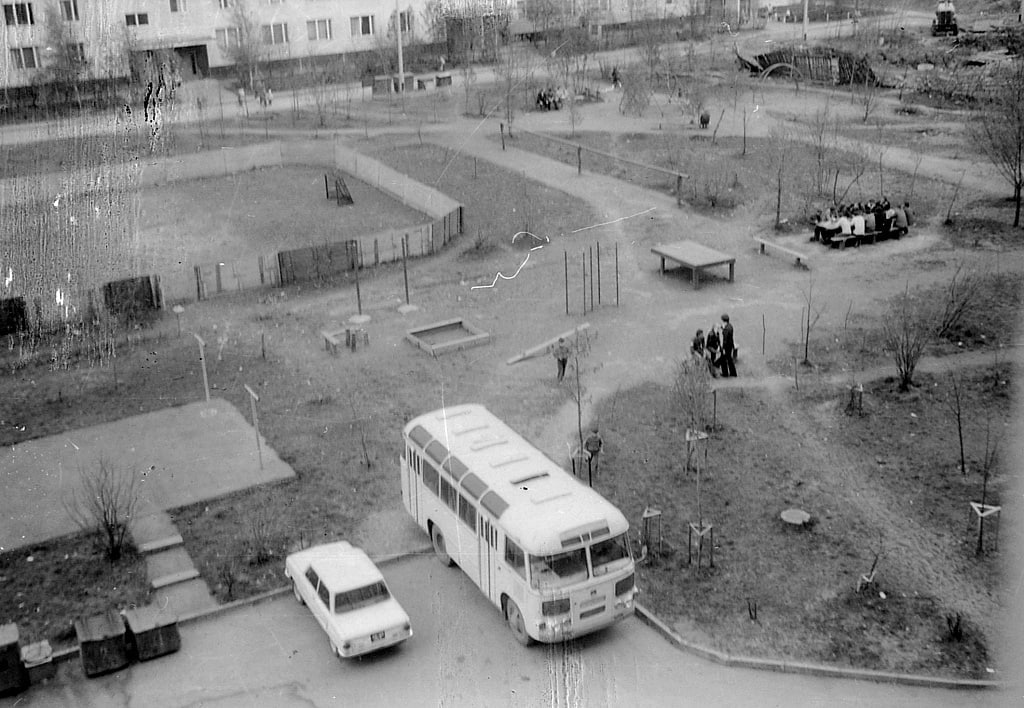 Живой двор в Чертаново и множество деталей в нём, 1980.