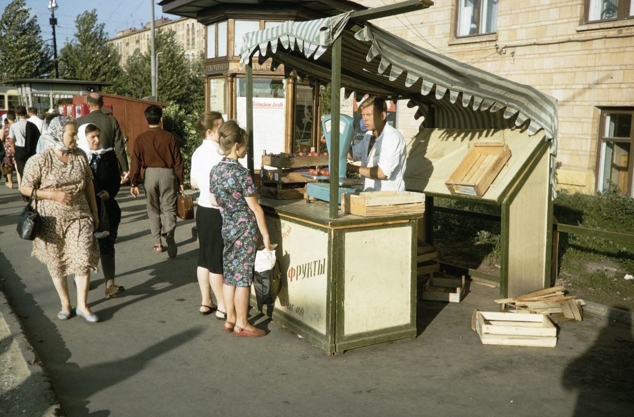 Палатка МОСОВОЩ у метро Университет, 1964. Продали почти все помидоры. За ней...