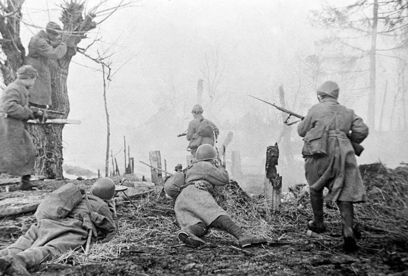 Советские солдаты ведут бои в Чехословакии, май 1945 года