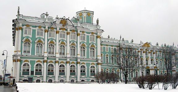 ​В подвалах и помещениях Государственного Эрмитажа несут официальную службу...