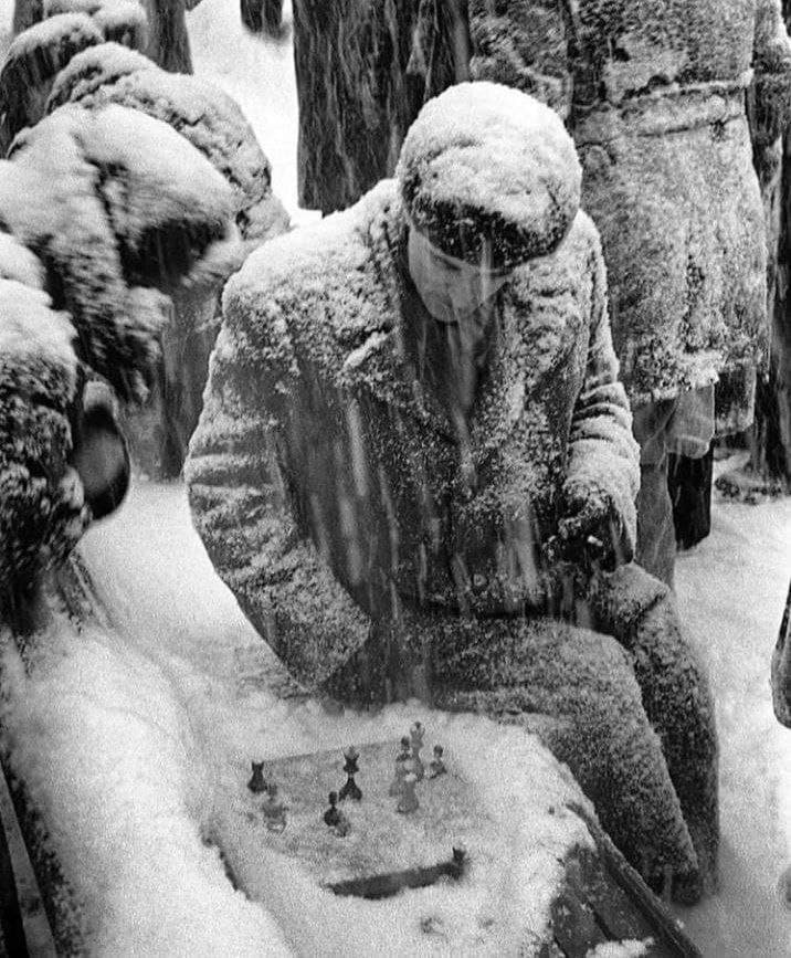 Игра в шахматы на Цветном бульваре, 1950 год. 

Всем, кого манит магия шахмат...