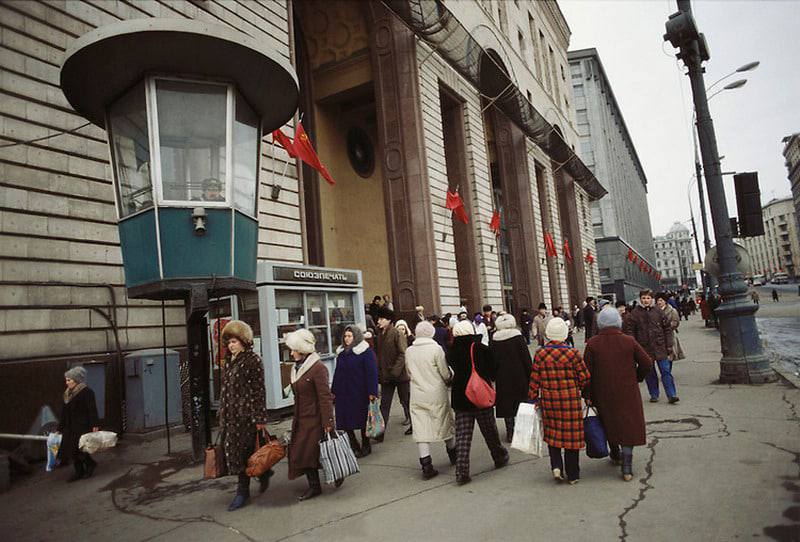 Милицейский стакан, киоск Союзпечать. У универмага «Детский мир», 1987