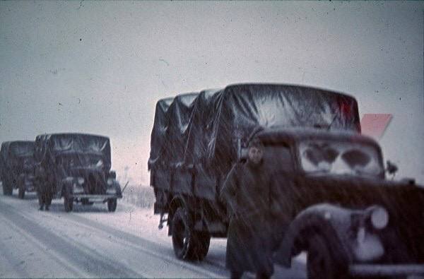 Немецкая колонна во время снежного шторма. Восточный фронт 1942 г.