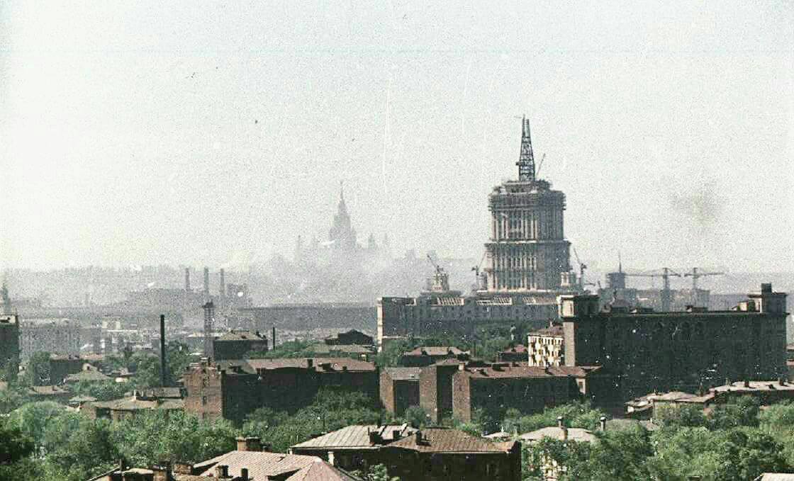 Строится гостиница Украина. МГУ уже построен. 1953