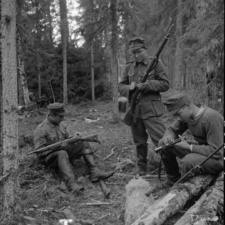 Три финских солдата где-то в лесах Карелии, 1944 год