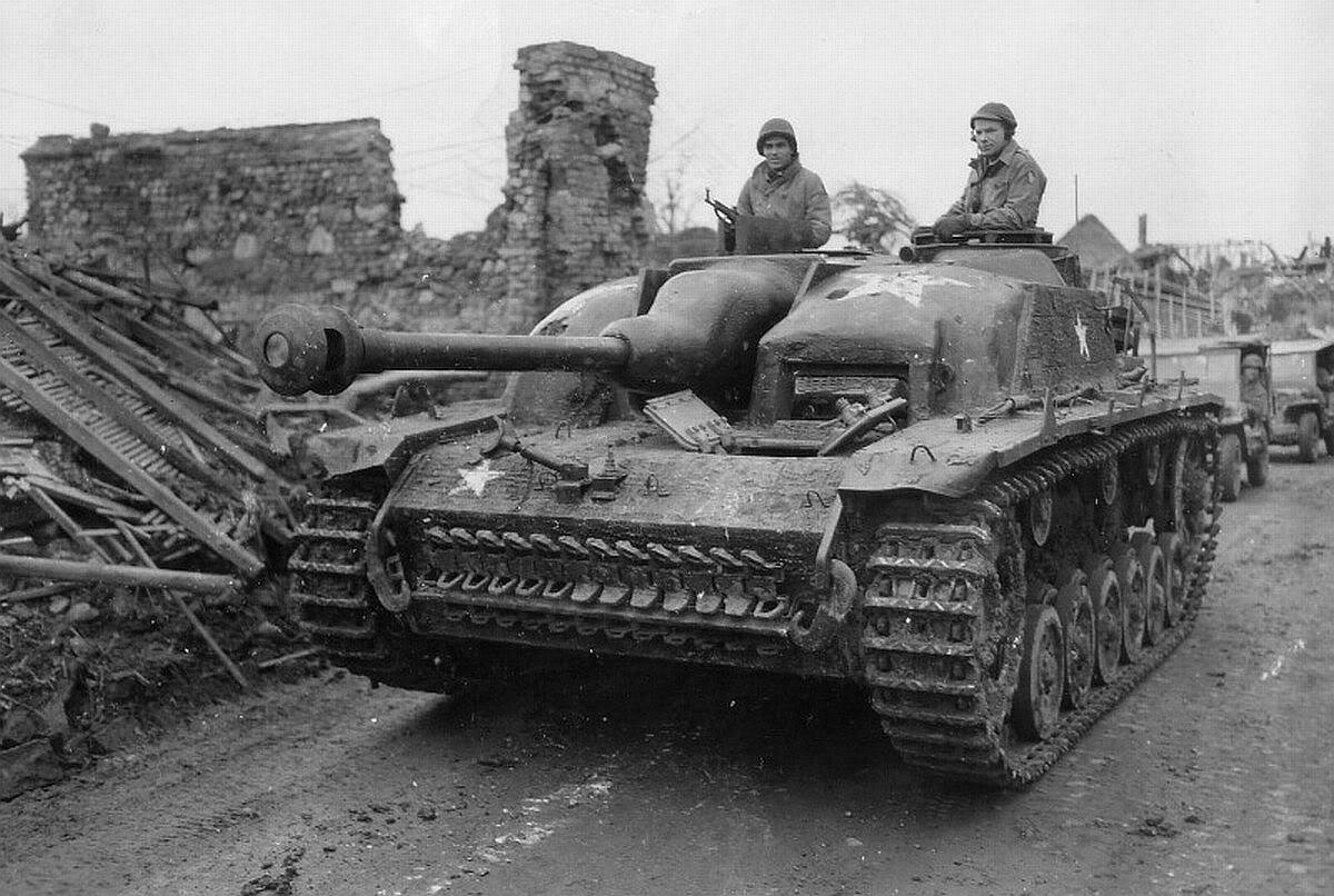 Трофейное Штурмовое орудие StuG 3 на службе у Амеров. 17 Декабря 1944...