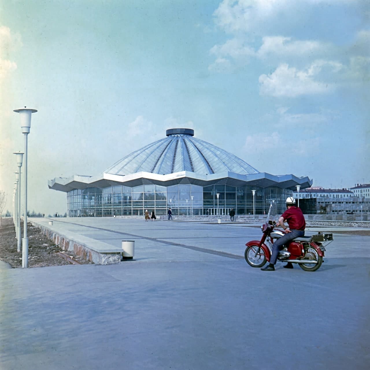 Большой цирк перед самым открытием, апрель 1971.
Слайд из коллекции канала...