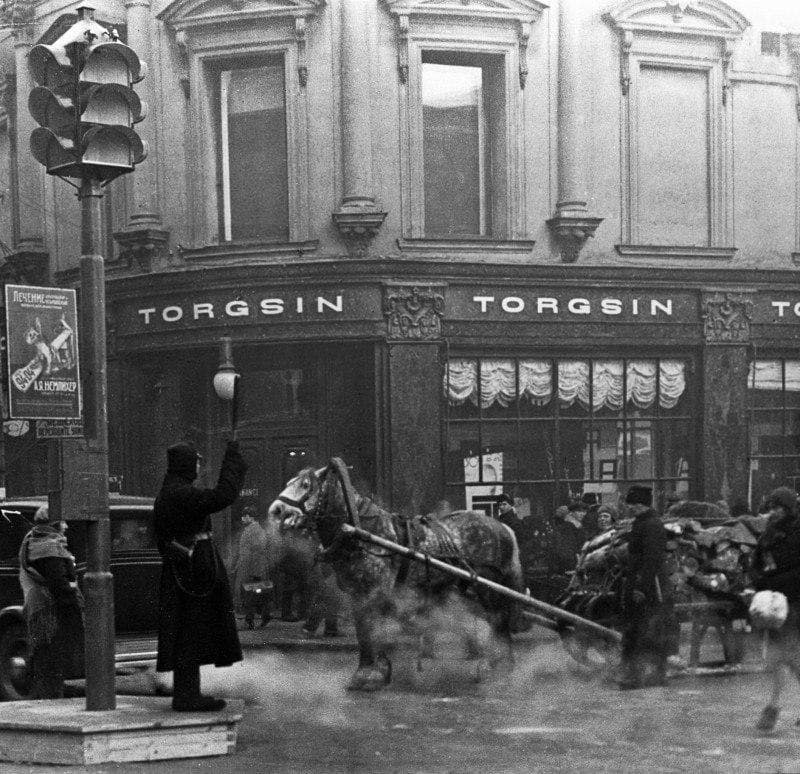 Угол Кузнецкого Моста и Петровки, 1931. На фото только установили первый...